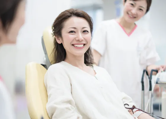 笑顔の女性